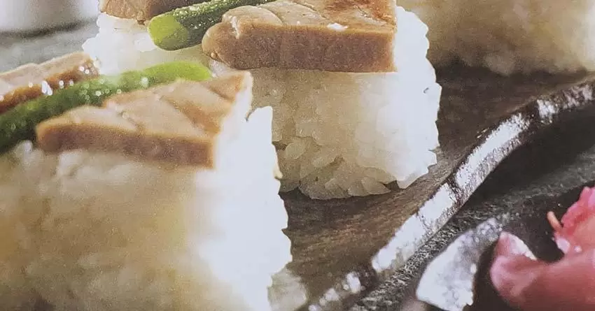 Sushi de atum teriyaki com tiras de feijão-verde