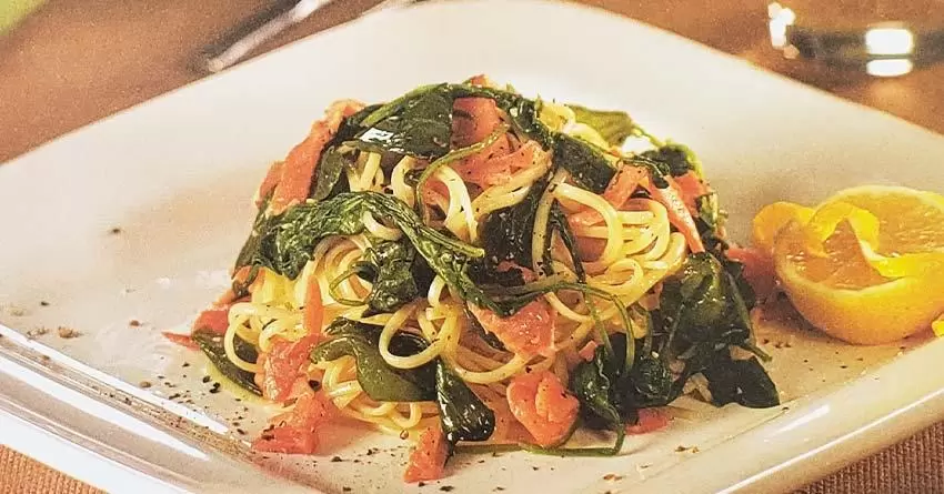 Linguine com salmão defumado e rúcula