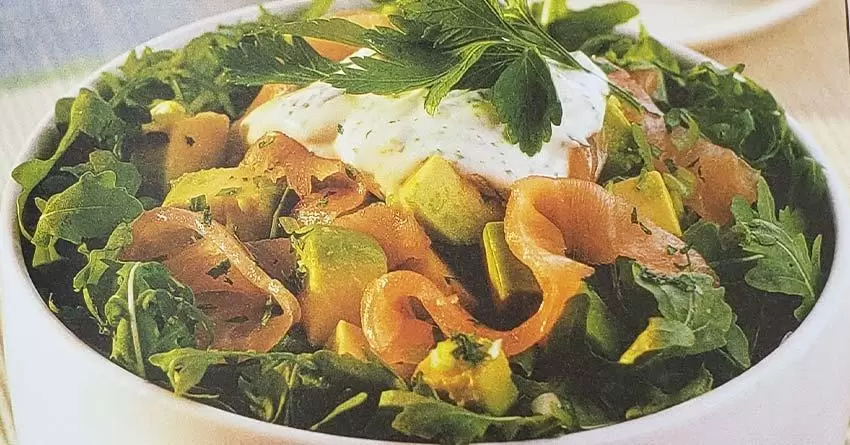 Salada de salmão defumado e rúcula selvagem