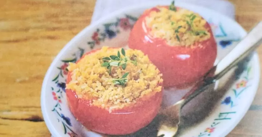 Tomate recheado com farofa de parmesão