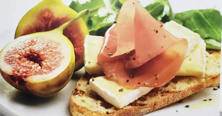 Crostini de taleggio com figo e presunto