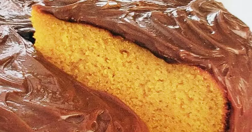 Bolo de cenoura com cobertura de chocolate cremoso de liquidificador